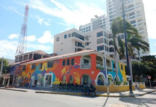 Nuevo mural en la fachada de Visit Santa Marta se roba todas las miradas